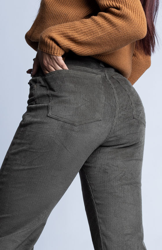 PANTALÓN PANA ESTILO MOM FIT 2125-57